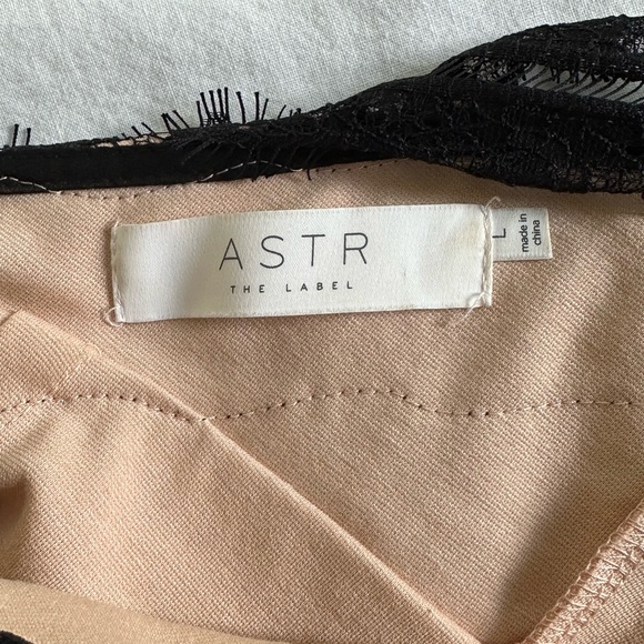 Astr the Label Open Back Dress, Black & Nude Size Large. - Picture 3 of 5